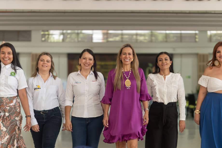Sindy Zabala, de Biozabas; Gloria Andrade, de Santuario de miel; Maribel Bolaños, de Velas Splendor; Lina Carrera, presidente de la Cámara de Comercio del Huila; Clarena González, de Panela el placer; y Carolina Tejada, de Cardiofenix; ganadoras de una de las versiones del programa.