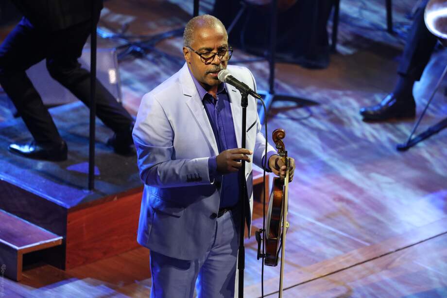 Rafael Lay Bravo durante la presentación de la Orquesta Aragón en el Teatro Mayor Julio Mario Santo Domingo. / Cortesía Kike Barona