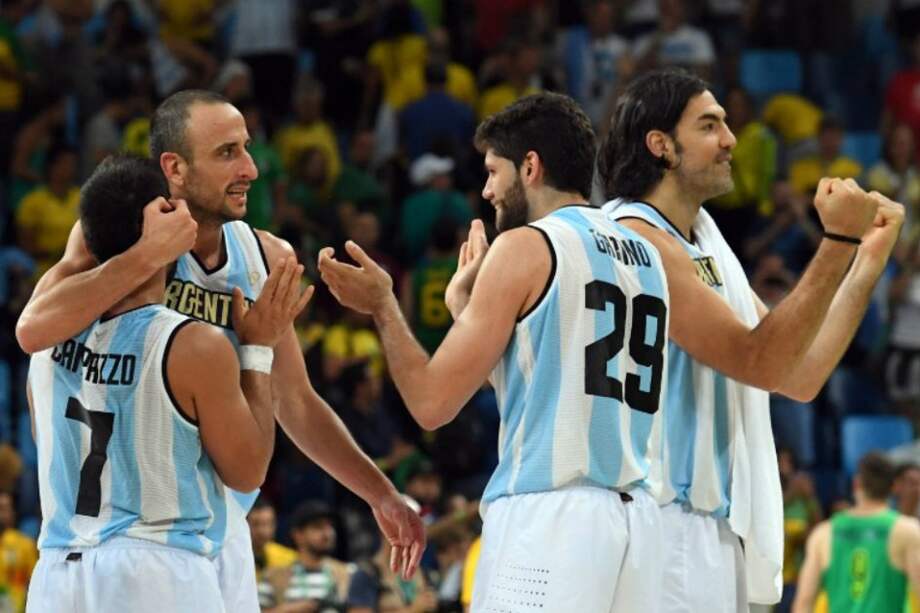 Los jugadores de la selección Argentina de Baloncesto festejan el triunfo ante Brasil. / AFP