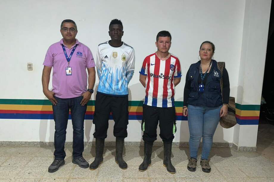 Se trata de los uniformados Ángel González Garcés y Édgar Mina Carabalí. Habían sido entregados a un sacerdote y mientras esperaban ser recogidos, la comunidad volvió a llevárselos.