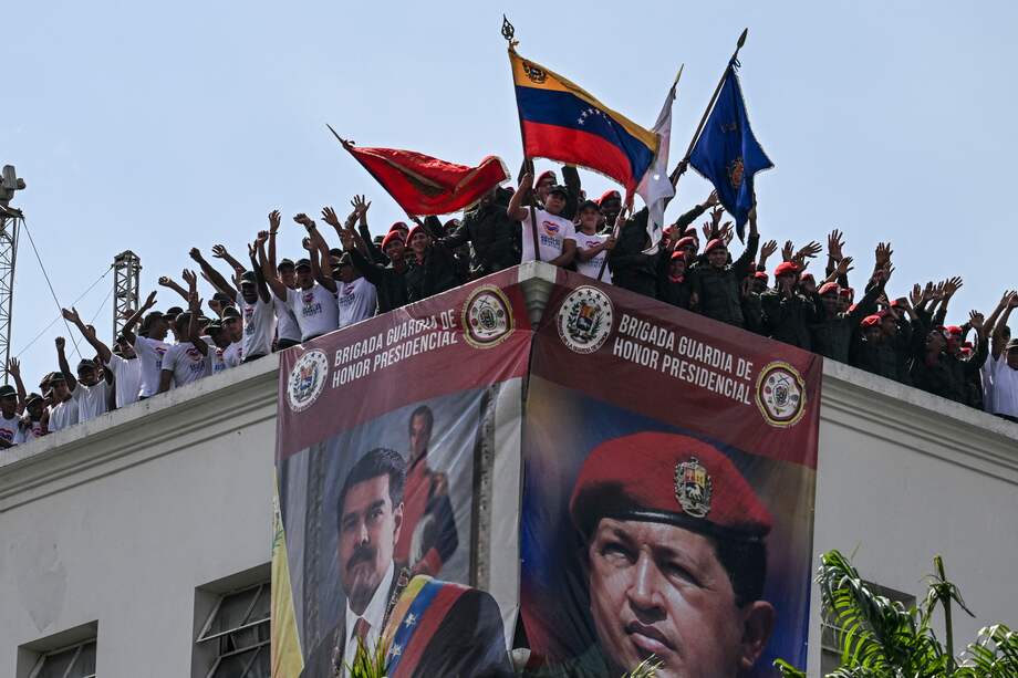 "Por supuesto que Chávez ganó elecciones sucesivas y el movimiento que lideró abrió las compuertas de una amplia participación popular en las urnas. Pero no se trataba de llegar al Palacio de Miraflores para gobernar por uno o dos periodos presidenciales, sino para establecer un régimen distinto, casi de partido único, bajo la inspiración y la guía del comandante eterno, y una indestructible alianza cívico-militar para sacar adelante un proceso definitivo de liberación" - Sergio Otálora