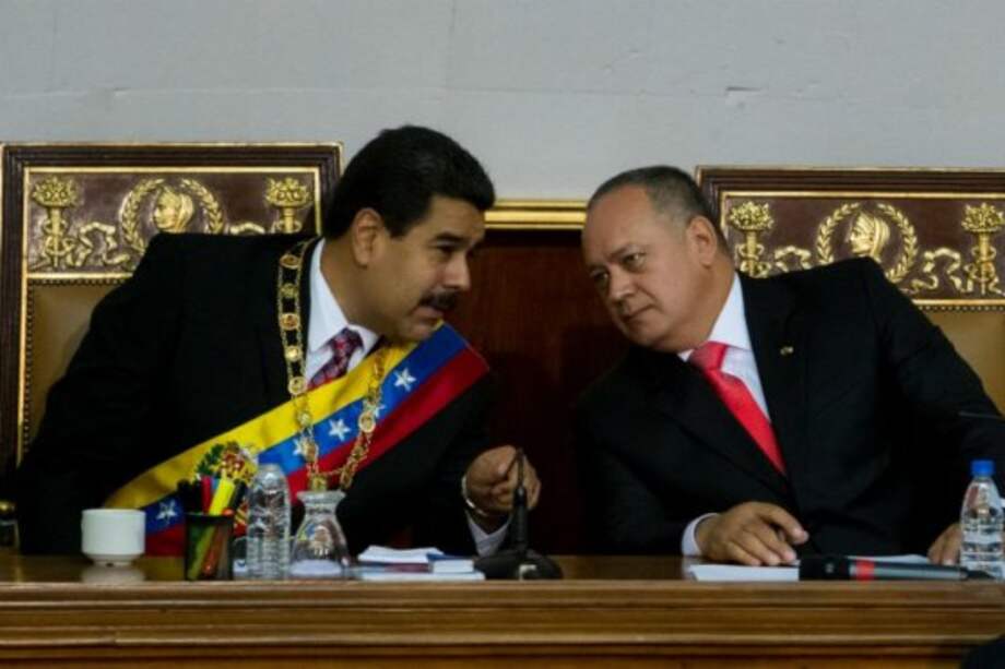 El presidente de Venezuela, Nicolás Maduro (izquierda), conversa con el presidente del Parlamento venezolano, Diosdado Cabello (derecha). /EFE