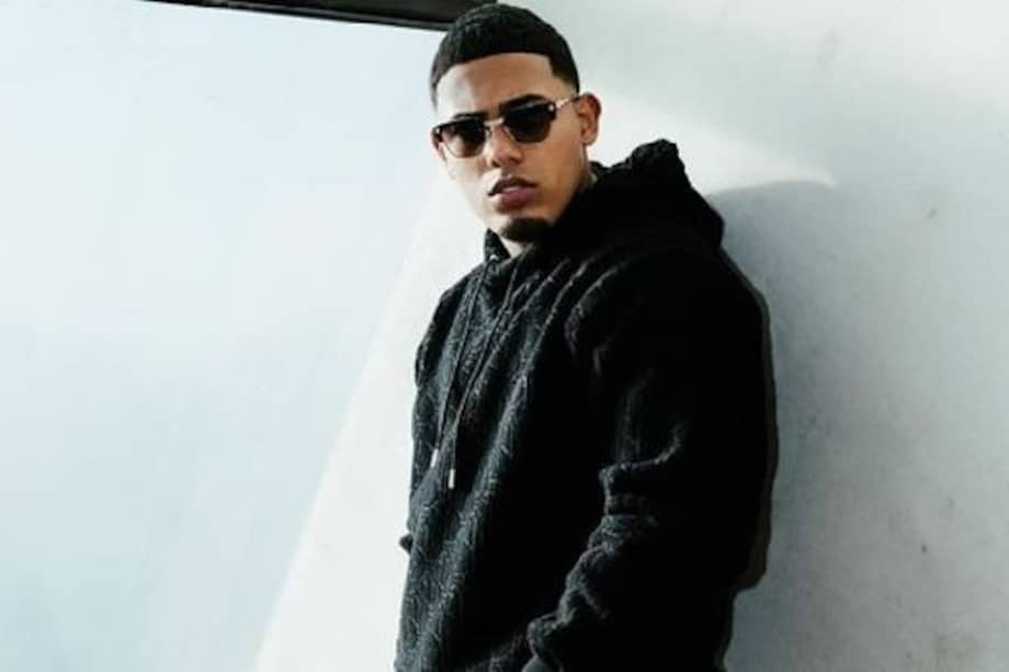 La semana pasada, Towers lanzó su más reciente sencillo, "Almas Gemelas", que presentó a nivel global en los Premios Juventud, celebrados en Miami.