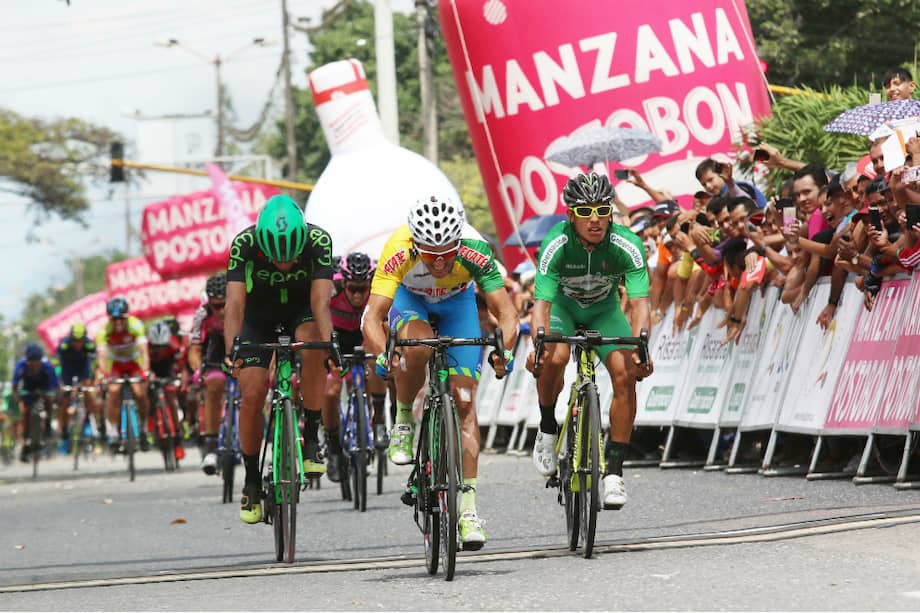 Óscar Sevilla (c), en la llegada a meta de la séptima etapa del Clásico RCN. / Diego Sinisterra - prensa oficial