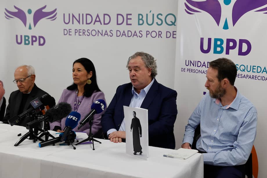 El sacerdote Javier Giraldo (i), la directora general de la Unidad de Búsqueda de Personas dadas por Desaparecidas (UBPD), Janeth Forero Martínez (c-i), y los antropólogos internacionales, Luis Fondebrider (c-d) y Derek Comgram, durante la rueda de prensa en la que se revelaron detalles detrás del hallazgo de los restos del cura Camilo Torres. EFE/ Mauricio Dueñas Castañeda