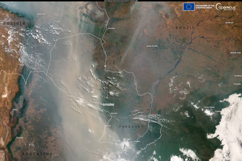 En una imagen tomada hace dos días por el satélite Sentinel-3, de Copernicus, se puede ver una densa nube de humo flotando sobre Argentina, Bolivia, Brasil y Paraguay.