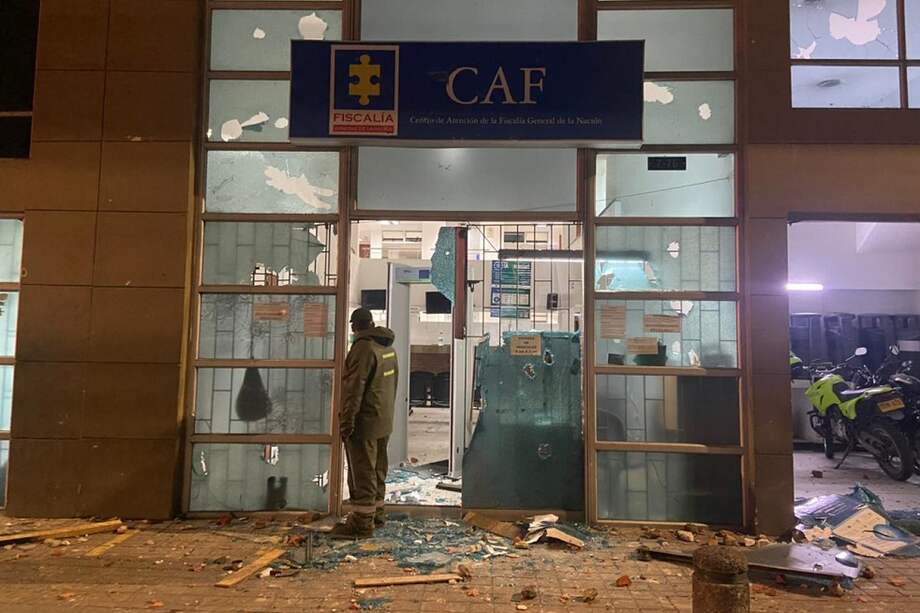 Agentes del Esmad lograron dispersar a los agresores con la ayuda de gases lacrimógenos.