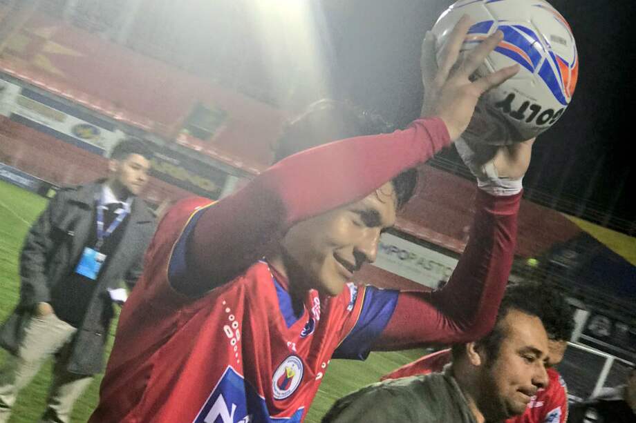 Wilfrido De La Rosa se leva el balón a casa tras su triplete frente al Huila. / @DeporPasto