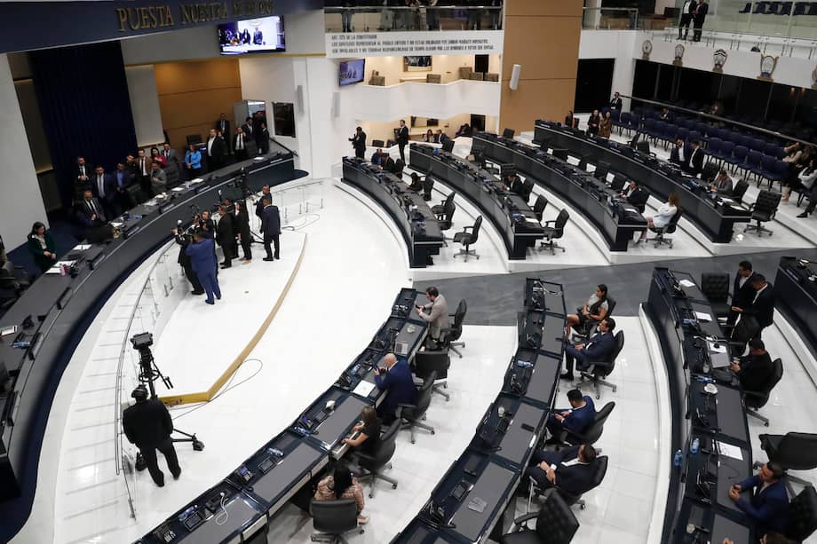 Diputados de la Asamblea Legislativa participan en una sesión plenaria este martes en San Salvador.