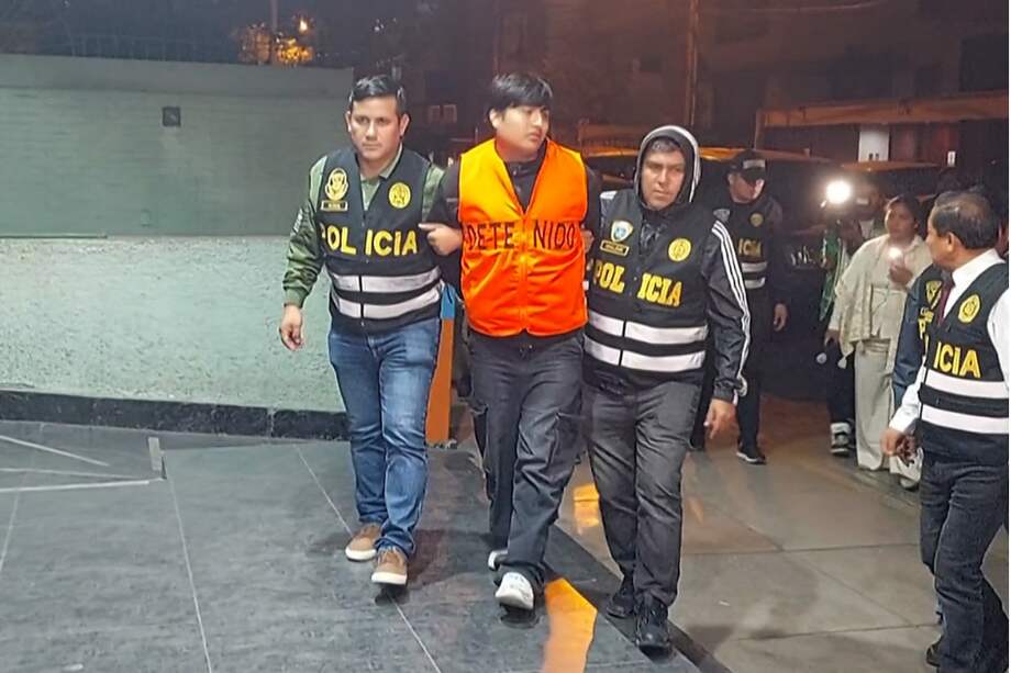 "Pequeño J" escoltado por las autoridades al llegar a la sede de la Policía Antidrogas peruana en Lima el 30 de septiembre de 2025.