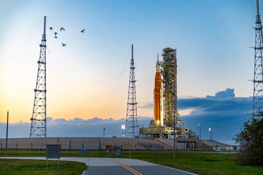 USA9446. CABO CAÑAVERAL (FL, EEUU), 27/03/2026.- Fotografía del 25 de marzo de 2026 cedida por la NASA del cohete SLS (Sistema de Lanzamiento Espacial) de la misión Artemis II, con la nave espacial Orion en su cúspide, instaladas sobre una plataforma de lanzamiento en el Centro Espacial Kennedy de la NASA en Florida (Estados Unidos). Los cuatro astronautas que integran la misión Artemis II, que supone el regreso de seres humanos a la Luna, llegaron este viernes al Centro Espacial Kennedy en Cabo Cañaveral (Florida), y se declararon "entusiasmados" ante el lanzamiento previsto para el próximo miércoles. EFE/NASA /SOLO USO EDITORIAL /NO VENTAS /SOLO DISPONIBLE PARA ILUSTRAR LA NOTICIA QUE ACOMPAÑA /CRÉDITO OBLIGATORIO