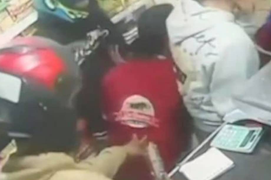 En medio de un violento atraco a una tienda, un joven resultó gravemente herido.