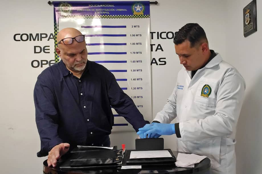 El exjefe paramilitar Salvatore Mancuso durante su registro de entrada a Colombia, tras ser deportado por los Estados Unidos el pasado 27 de febrero.