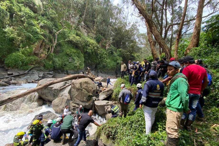 La empresa Enel contribuyó en la búsqueda cerrando las compuertas que disminuyen la afluencia del Río Bogotá.
