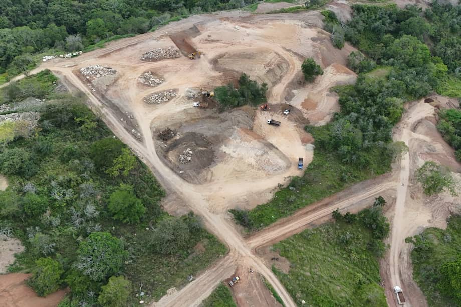 Los hechos ocurrieron en la vereda Espinalito, en el municipio de Fusagasugá. Se comprobó que en distintas áreas de los
predios se han realizado intervenciones de terraceo y movimientos de tierra que ateraron el relieve natural, impactando suelo. Además, se constató que la red de cuerpos de agua, esenciales para la cuenca de la quebrada Espinalito y el río Cuja, sufireron gaves daños en medio de las actividades globales del proyecto.