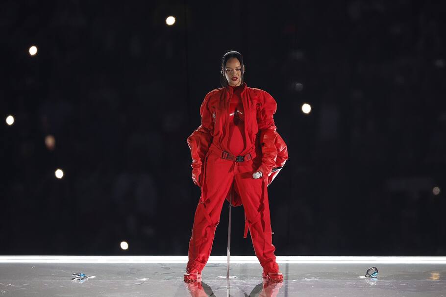 Glendale (United States), 12/02/2023.- Barbadian singer Rihanna performs during halftime of Super Bowl LVII between the AFC champion Kansas City Chiefs and the NFC champion Philadelphia Eagles at State Farm Stadium in Glendale, Arizona, 12 February 2023. The annual Super Bowl is the Championship game of the NFL between the AFC Champion and the NFC Champion and has been held every year since January of 1967. (Estados Unidos, Filadelfia) EFE/EPA/JOHN G. MABANGLO