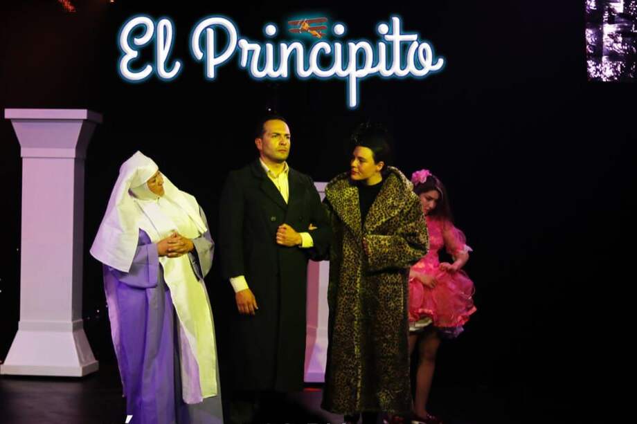 Eyvar Fardy (el segundo de izquiera a derecha), junto a otros actores, interpretando al piloto de la obra "El principito", que fue adaptada al teatro.
