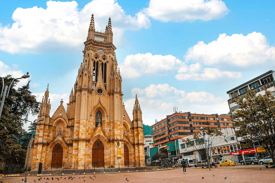 La Basílica Menor de Nuestra Señora de Lourdes en Chapinero, Bogotá, es un referente temprano de la arquitectura neogótica en la ciudad.