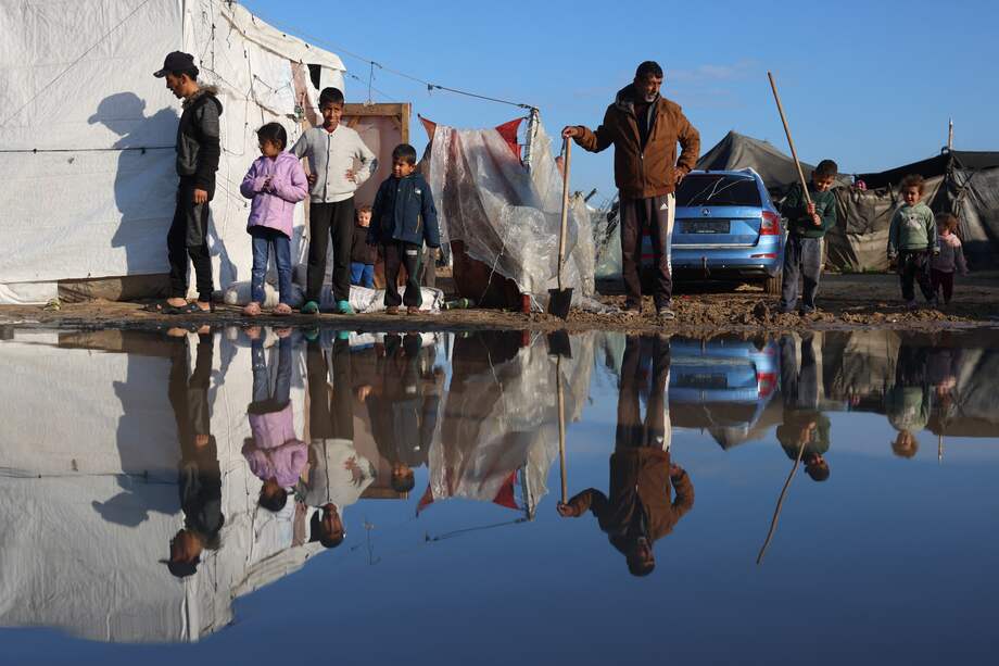 El agua de lluvia se acumula alrededor de las tiendas de campaña que albergan a palestinos desplazados en un campamento improvisado en Jan Yunis, en el sur de la Franja de Gaza.