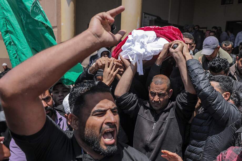 Palestinos protestan por la muerte de Hashil Mubarak, un ciudadano muerto producto de los bombardeos ordenados por Israel.