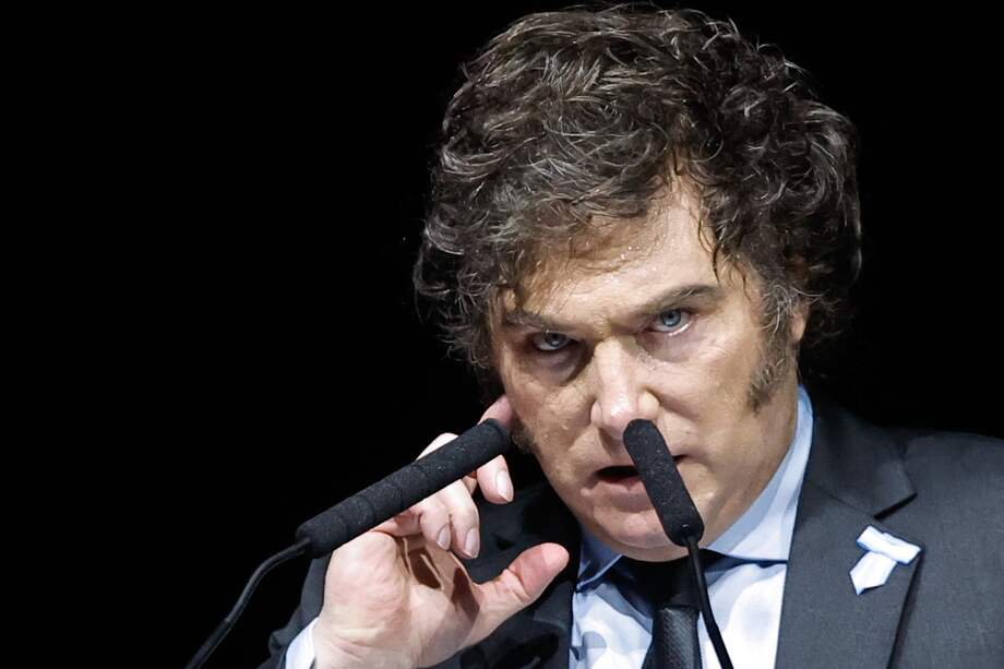 Fotografía de archivo del presidente de Argentina, Javier Milei, en el lanzamiento de su libro 'Capitalismo, socialismo y la trampa neoclásica', el 22 de mayo de 2024, en el estadio Luna Park, en Buenos Aires.