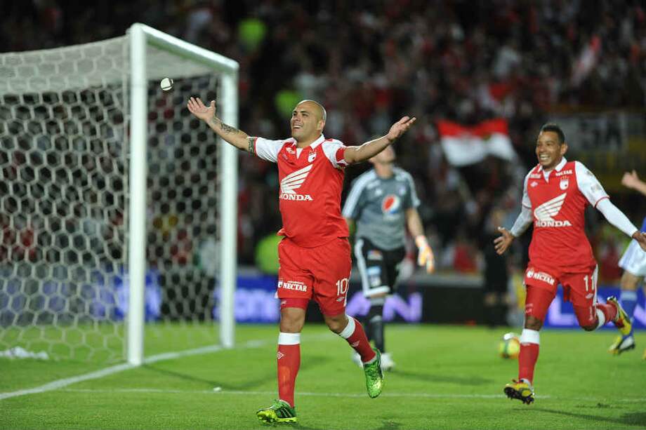 Ómar Pérez desequilibró el clásico bogotano con un impecable cobro de penalti y dejó a su equipo como líder. /Óscar Pérez