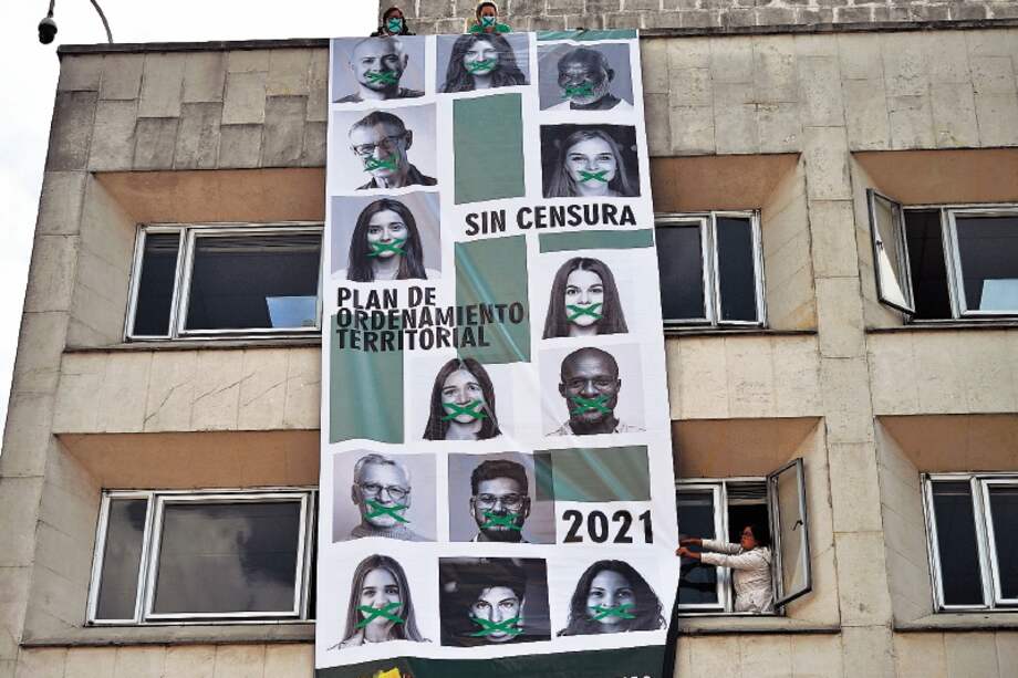 El cartel en medio de la polémica por el POT.
