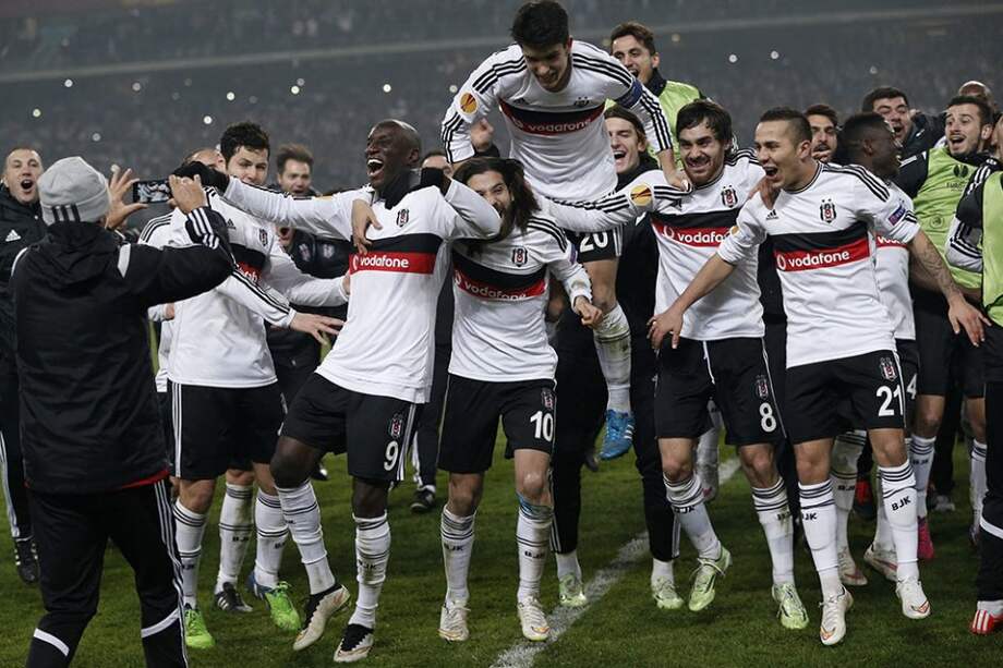 Pedro Franco celebra junto sus compañeros la clasificación a los octavos de final de la Liga de Europa. Foto: AFP