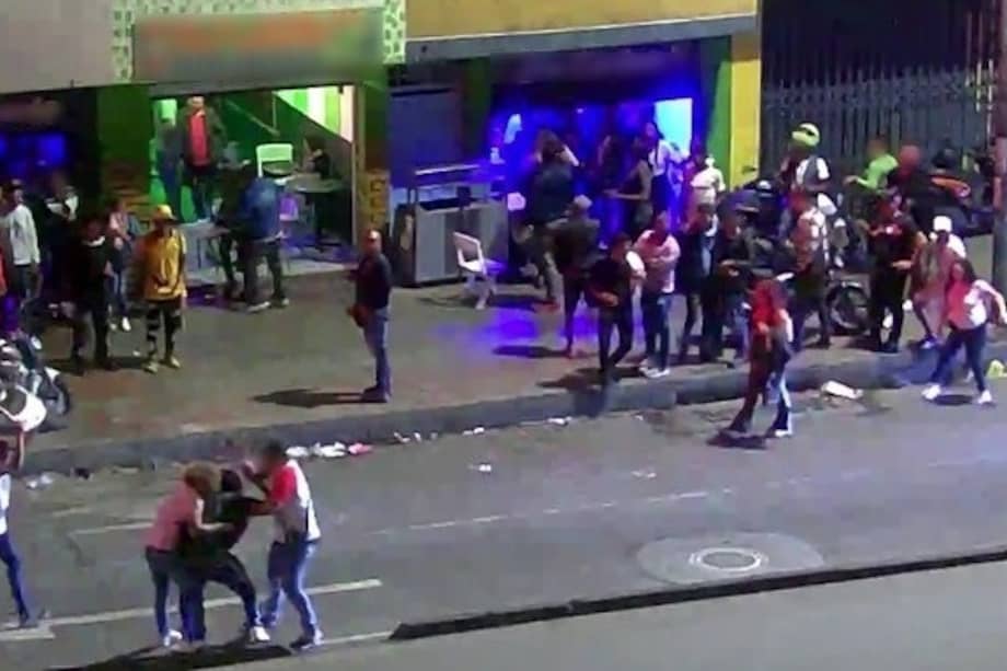 Los detenidos fueron conducidos a una estación de policía cercana y deberán responder ante las autoridades competentes por el delito de lesiones personales.