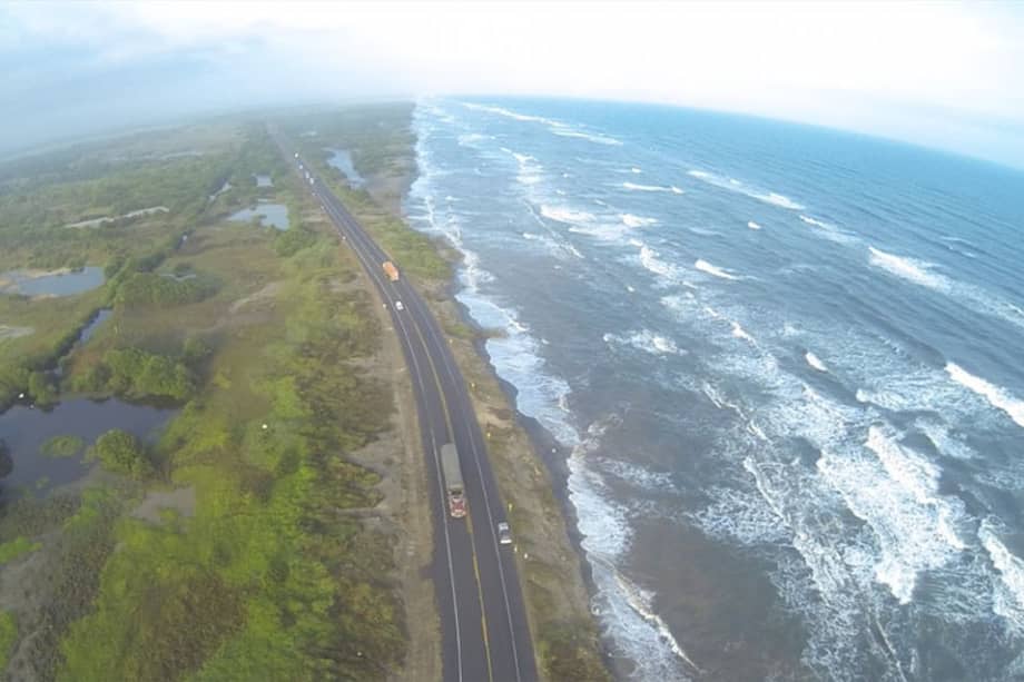 Mar amenaza con arrasar parte de la Troncal del Caribe