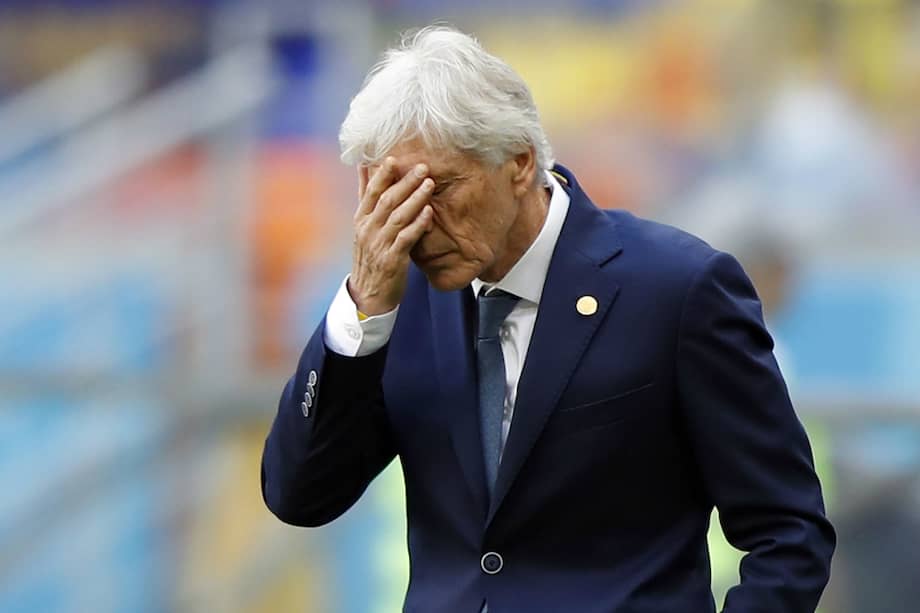 El director argentino, José Néstor Pékerman, mencionó en la rueda de prensa después del juego que al equipo le costó mucho recuperar el balón. / AFP