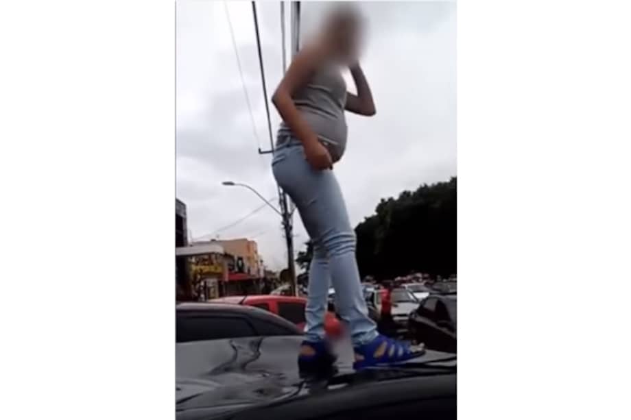 Mujer embarazada destruyó automóvil de su marido en ataque de celos