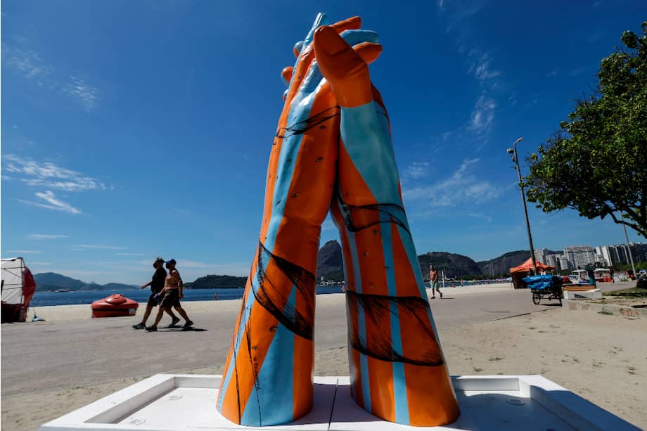 Hasta la semana pasada, las dos manos que componen cada escultura del proyecto "Río de manos unidas" podían ser vistas separadas, como representación de las privaciones impuestas por la pandemia, pero esta semana fueron unidas para que pudiesen transmitir la esperanza de retomar los contactos y los afectos en el 2021.
