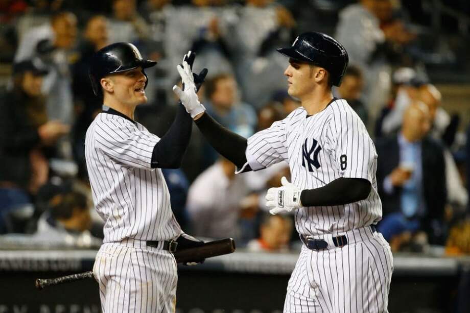 Greg Bird, primera base de los Yankees, celebra su cuadrangular contra los Medias Rojas de Boston. Foto: AFP