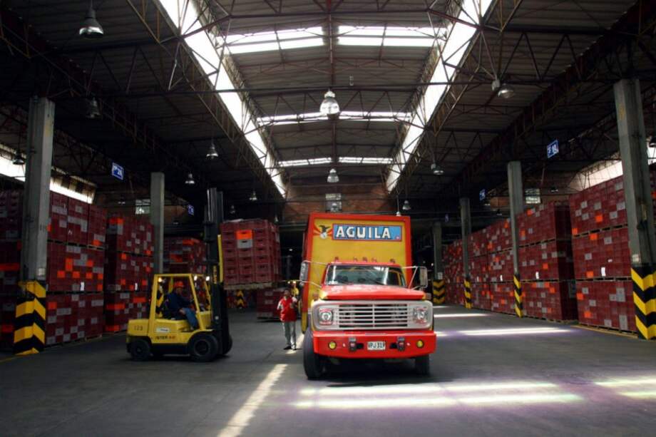 Cajas de cerveza Aguila se cargan en un camión de reparto en la cervecería Bavaria de SaBMiller en Bogota. / Bloomberg News