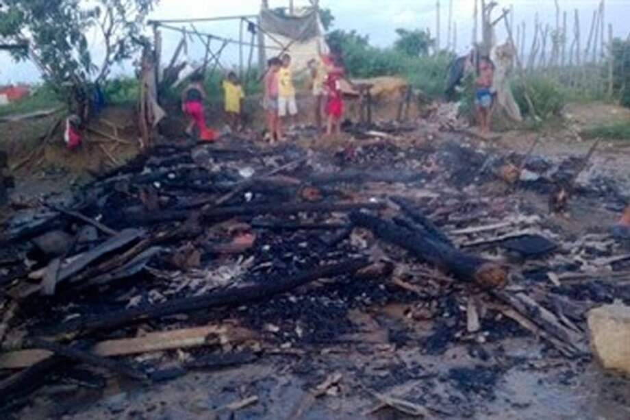 Incendio deja a familia desplazada sin hogar