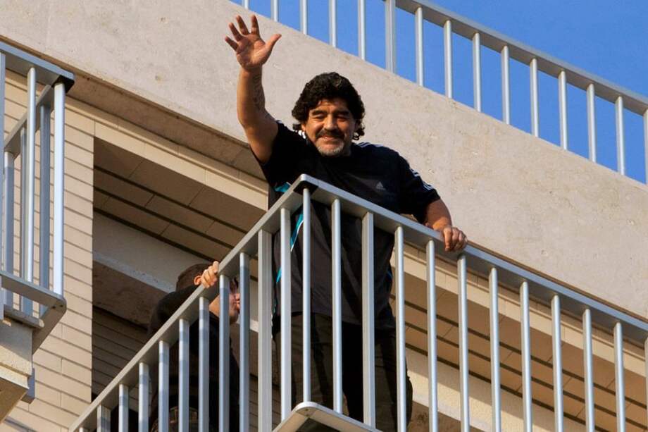 Maradona busca en Italia solucionar problemas con el fisco