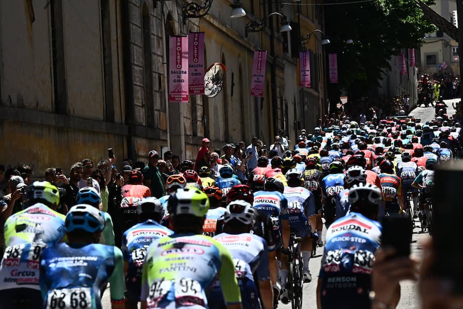 El pelotón de ciclistas en la salida de la octava etapa del Giro de Italia 2024, carrera ciclista de 152 km desde Spoleto a Prati di Tivo, Italia, 11 de mayo de 2024.