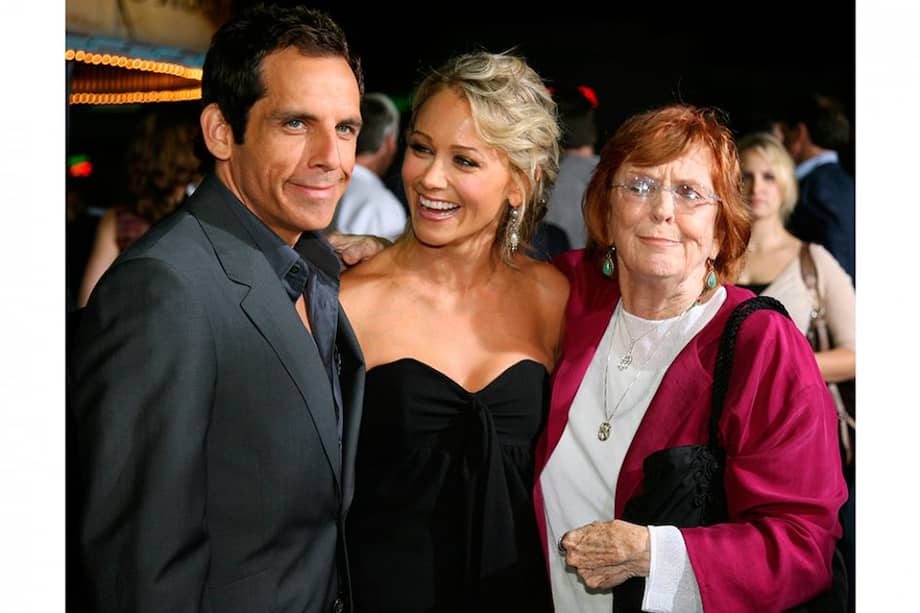 El actor Ben Stiller con su esposa Christine Taylor y su madre, Anne Meara. / AFP