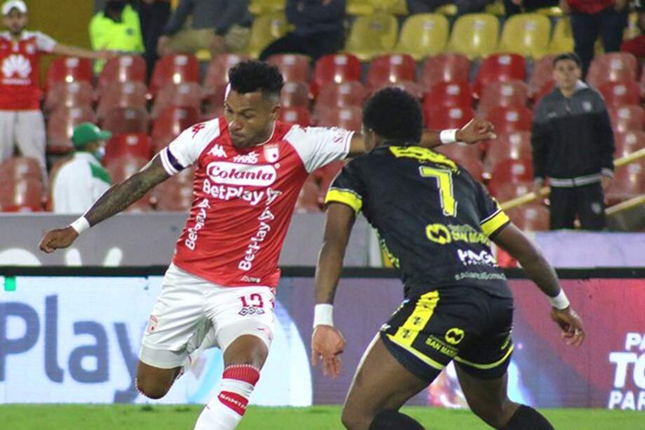 Wilson Morelo y Kevin Londoño durante el partido de este viernes entre Santa Fe y Alianza Petrolera.