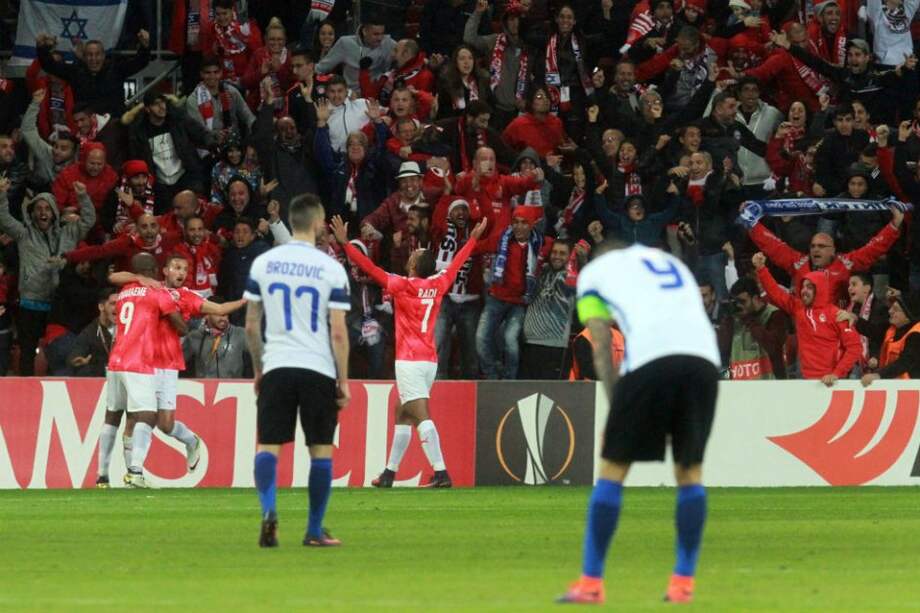Los jugadores del Hapoel Beer-Sheva celebran el tanto del triunfo ante el Inter. Foto: AFP