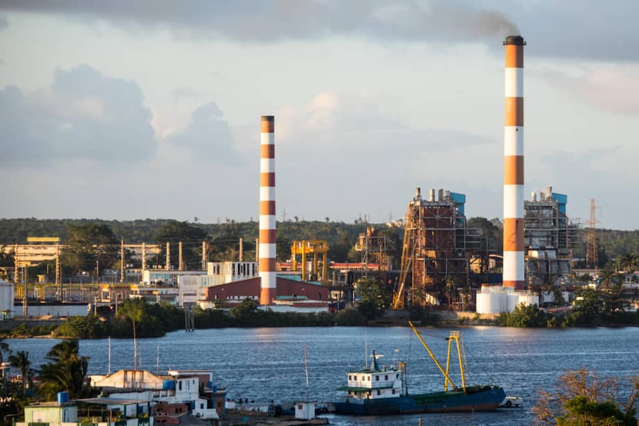 La central termoeléctrica Carlos Manuel de Céspedes, Cienfuegos, Cuba.