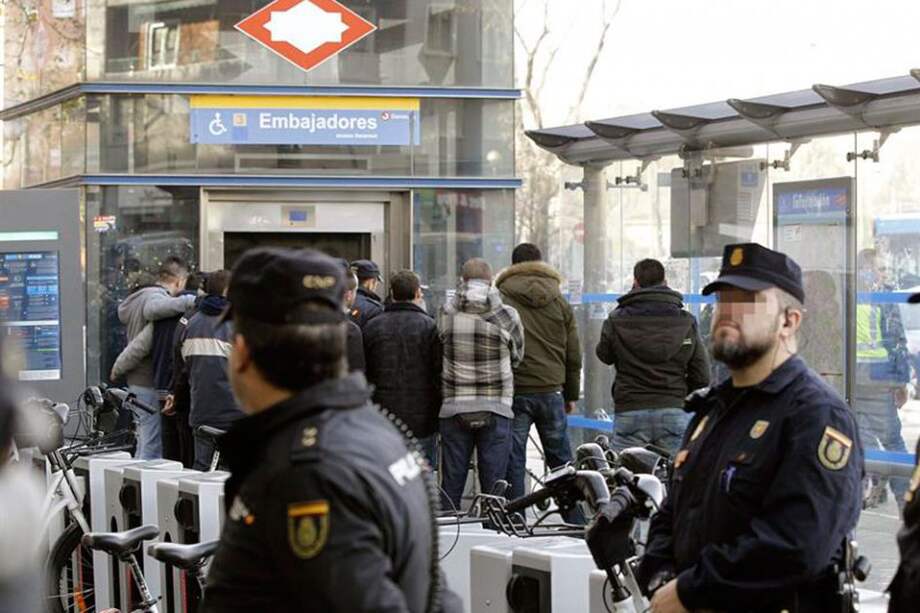 Varios compañeros durante el traslado del cuerpo del policía que fue atropellado por el tren