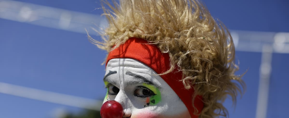 -FOTODELDIA- AME8539. SAN SALVADOR (EL SALVADOR), 07/12/2022.- Cientos de payasos desfilan hoy por una de las principales avenidas de la capital, con motivo del Dia del Payaso Salvadoreño, en San Salvador (El Salvador). EFE/Rodrigo Sura