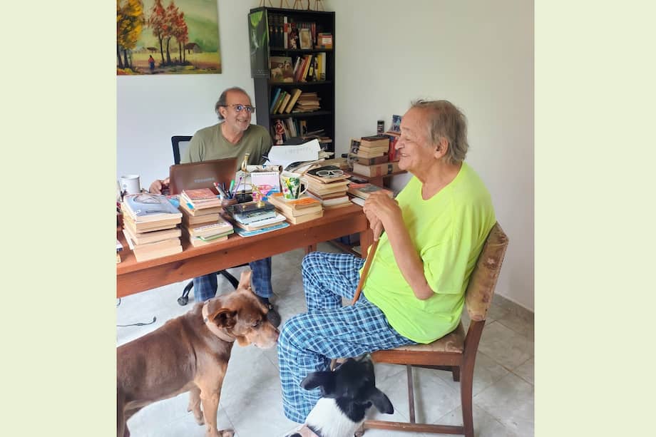 El cantautor santandereano Pablus Gallinazo (de camiseta amarilla) conversa con su amigo Carlos Iván Mantilla.