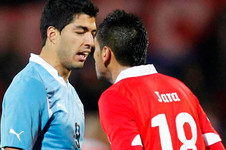 FIFA abrió expediente al uruguayo Luis Suárez por golpear a Gonzalo Jara