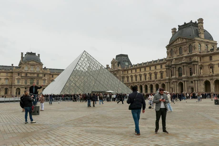 El Louvre sufrió recientemente una inundación por una fuga de agua que dejó cientos de libros dañados.