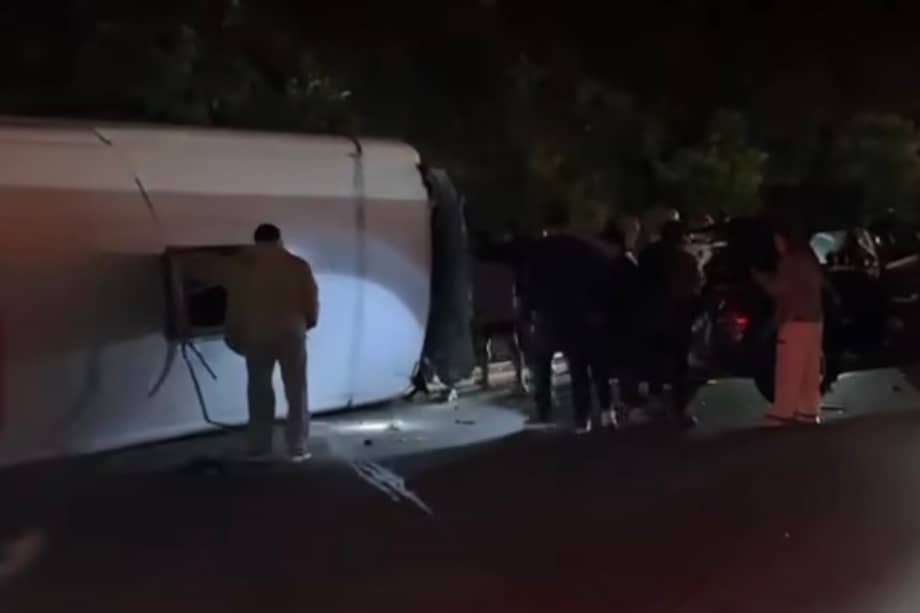 Un accidente de tránsito que involucró a un bus de transporte público mantiene en alerta a las autoridades en la vía Bogotá–La Vega, a la altura del sector conocido como la “Curva de Shilim”, en jurisdicción del municipio de La Vega.