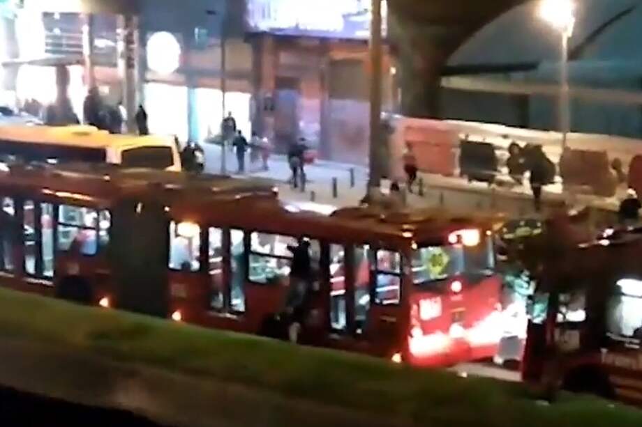 Los miembros de la banda hacían escaleras humanas para robar a pasajeros de Transmilenio.