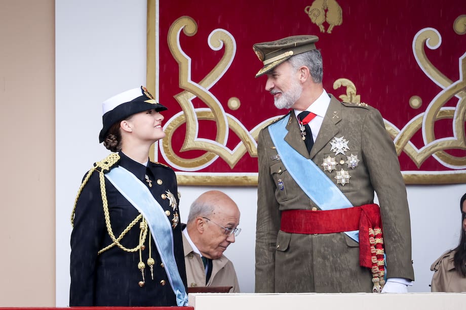 Durante el desfile militar, la princesa Leonor tuvo un descuido, pero corrigió rápidamente después del comentario del rey Felipe VI.